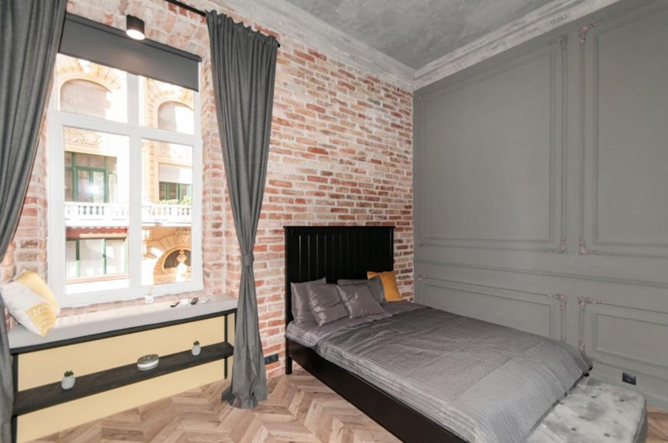 Geometric Luxury In The Center With 3br Budapesta